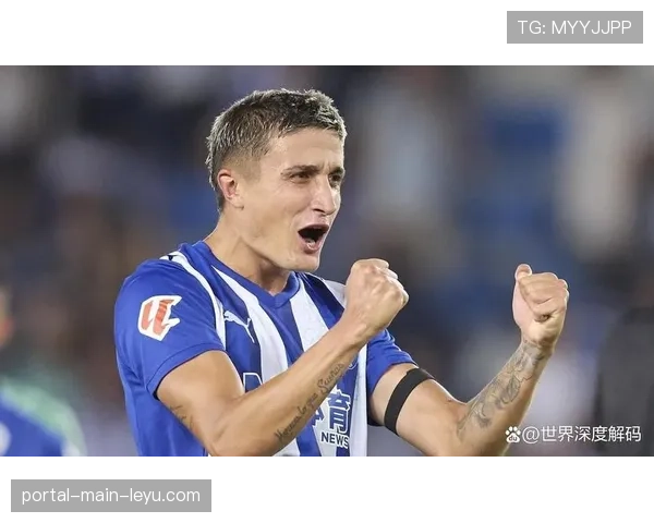 特写:阿拉维斯老将加西亚打入绝杀球后,狂奔半场与球迷庆祝 特写:阿拉维斯老将加西亚打入绝杀球后,狂奔半场与球迷庆祝